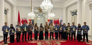 Walikota Jakut bersama camat dan lurah peraih penghargaan Anugerah Keterbukaan Informasi Publik Tahun 2025