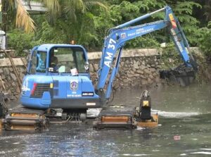 Proses pengerukan kali